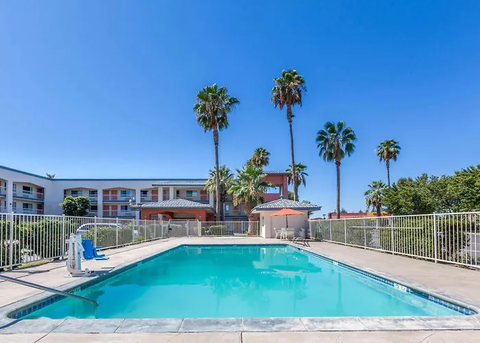 Super 8 By Wyndham Bakersfield/Central